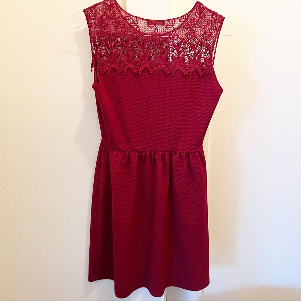 Soprano Knee Length Red Sleeveless Dress - Picture 2 of 3